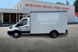Ford Transit 2023 350 HD 2dr 138 in. WB DRW Cutaway Chassis con un peso de carga máximo de 9950 libras