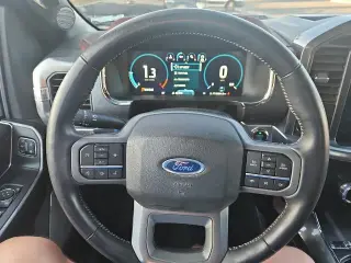 Fiesta de un Ford F-150 2023 4x2 Lariat 4dr SuperCrew 5.5 ft. SB