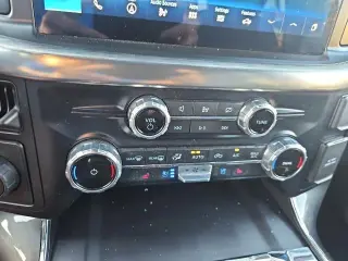 Fiesta de un Ford F-150 2023 4x2 Lariat 4dr SuperCrew 5.5 ft. SB