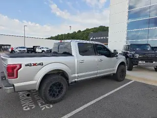 Ford F-150 2015 4x4 Platinum 4dr SuperCrew con 5.5 pies de ancho de carga.