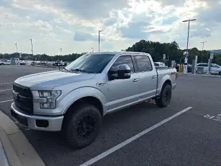 Ford F-150 2015 4x4 Platinum 4dr SuperCrew con 5.5 pies de ancho de carga.