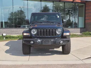 Jeep Gladiator 2025 4x4 NightHawk 4dr Cabina de Trabajo 5.0 ft. SB