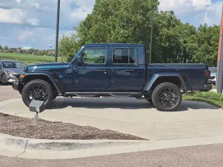 Jeep Gladiator 2025 4x4 NightHawk 4dr Cabina de Trabajo 5.0 ft. SB