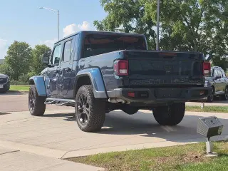 Jeep Gladiator 2025 4x4 NightHawk 4dr Cabina de Trabajo 5.0 ft. SB