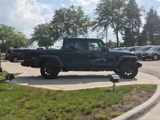 Jeep Gladiator 2025 4x4 NightHawk 4dr Cabina de Trabajo 5.0 ft. SB