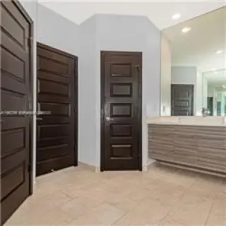 Propiedad en alquiler con 4 dormitorios y 3 baños en Miami Lakes