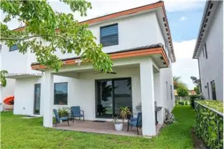 Propiedad en alquiler con 4 dormitorios y 3 baños en Miami Lakes