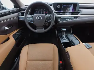 Sedán de 4 puertas Lexus ES 250 AWD 2021