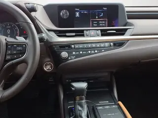Sedán de 4 puertas Lexus ES 250 AWD 2021
