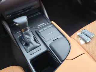 Sedán de 4 puertas Lexus ES 250 AWD 2021
