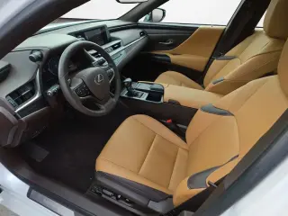 Sedán de 4 puertas Lexus ES 250 AWD 2021