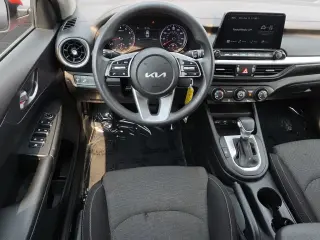 Sedán Kia Forte LXS de 4 puertas 2023