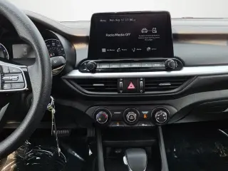 Sedán Kia Forte LXS de 4 puertas 2023