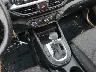Sedán Kia Forte LXS de 4 puertas 2023