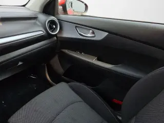 Sedán Kia Forte LXS de 4 puertas 2023