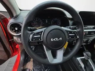 Sedán Kia Forte LXS de 4 puertas 2023