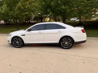 Ford Taurus 2016