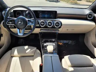 Mercedes-Benz Clase A 2020 A 220 4dr Sedán