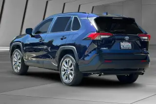 Toyota RAV4 2025 AWD XLE Premium 4dr SUV