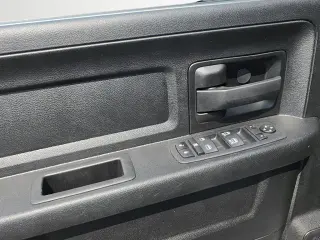 Ram 1500 Classic 2023 4x4 Tradesman 4dr Cabina Crew Camión 5.5 ft. SB