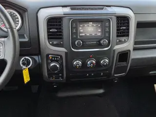 Ram 1500 Classic 2023 4x4 Tradesman 4dr Cabina Crew Camión 5.5 ft. SB