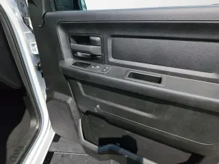 Ram 1500 Classic 2023 4x4 Tradesman 4dr Cabina Crew Camión 5.5 ft. SB
