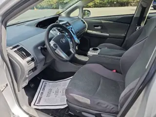 Toyota Prius v del año 2012