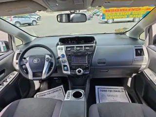 Toyota Prius v del año 2012