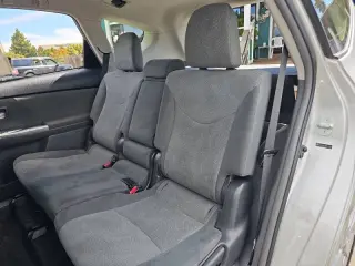 Toyota Prius v del año 2012