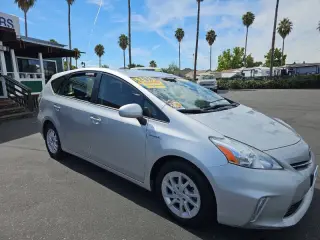 Toyota Prius v del año 2012