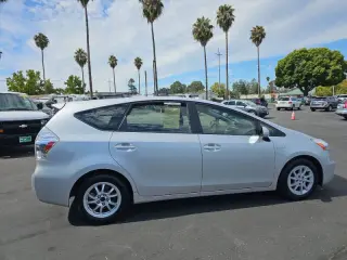 Toyota Prius v del año 2012