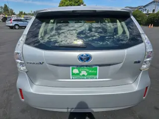 Toyota Prius v del año 2012