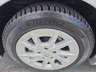 Toyota Prius v del año 2012