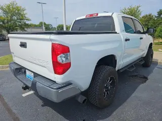 Toyota Tundra 2018 4x4 SR5 4dr CrewMax Cab Camioneta SB (4.6L V8)