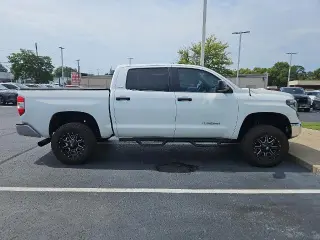 Toyota Tundra 2018 4x4 SR5 4dr CrewMax Cab Camioneta SB (4.6L V8)