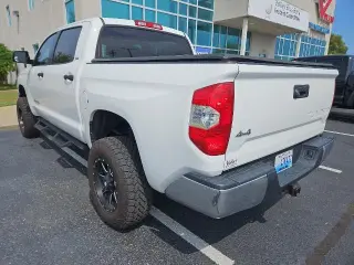 Toyota Tundra 2018 4x4 SR5 4dr CrewMax Cab Camioneta SB (4.6L V8)