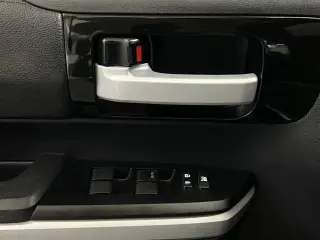 Toyota Tundra 2019 4x2 SR5 4 puertas Cabina CrewMax Pick-up SB (V8 5.7L)