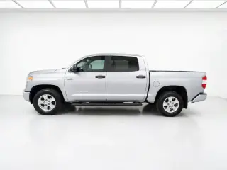 Toyota Tundra 2016 4x2 SR5 Cabina CrewMax 4 puertas camioneta con bastidor simple (motor V8 5.7L FFV)