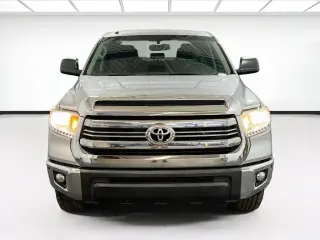 Toyota Tundra 2016 4x2 SR5 Cabina CrewMax 4 puertas camioneta con bastidor simple (motor V8 5.7L FFV)