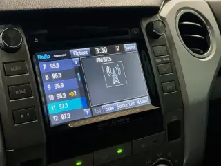 Toyota Tundra 2018 4x4 SR5 Cabina CrewMax 4 puertas Pickup SB (5.7L V8)