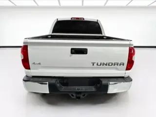 Toyota Tundra 2018 4x4 SR5 Cabina CrewMax 4 puertas Pickup SB (5.7L V8)