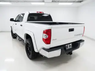 Toyota Tundra 2018 4x4 SR5 Cabina CrewMax 4 puertas Pickup SB (5.7L V8)