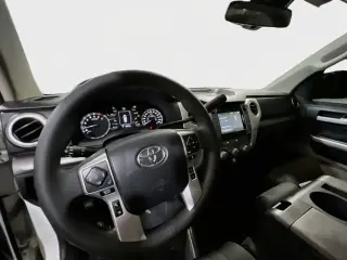 Toyota Tundra 2018 4x4 SR5 Cabina CrewMax 4 puertas Pickup SB (5.7L V8)