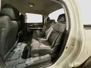 Toyota Tundra 2018 4x4 SR5 4dr CrewMax Cab Camión SB (5.7L V8)