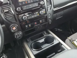 Nissan Titan 2024 4x4 SV 4 puertas Crew Cab 5.6 ft. SB