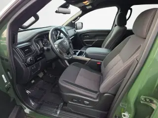 Nissan Titan 2024 4x4 SV 4 puertas Crew Cab 5.6 ft. SB