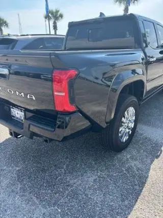 Toyota Tacoma 2024 4x4 Limited, cabina doble de 4 puertas, caja de carga de 5.0 pies