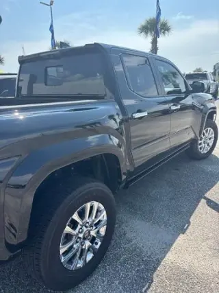 Toyota Tacoma 2024 4x4 Limited, cabina doble de 4 puertas, caja de carga de 5.0 pies