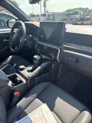 Toyota Tacoma 2024 4x4 Limited, cabina doble de 4 puertas, caja de carga de 5.0 pies