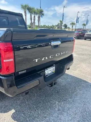 Toyota Tacoma 2024 4x4 Limited, cabina doble de 4 puertas, caja de carga de 5.0 pies